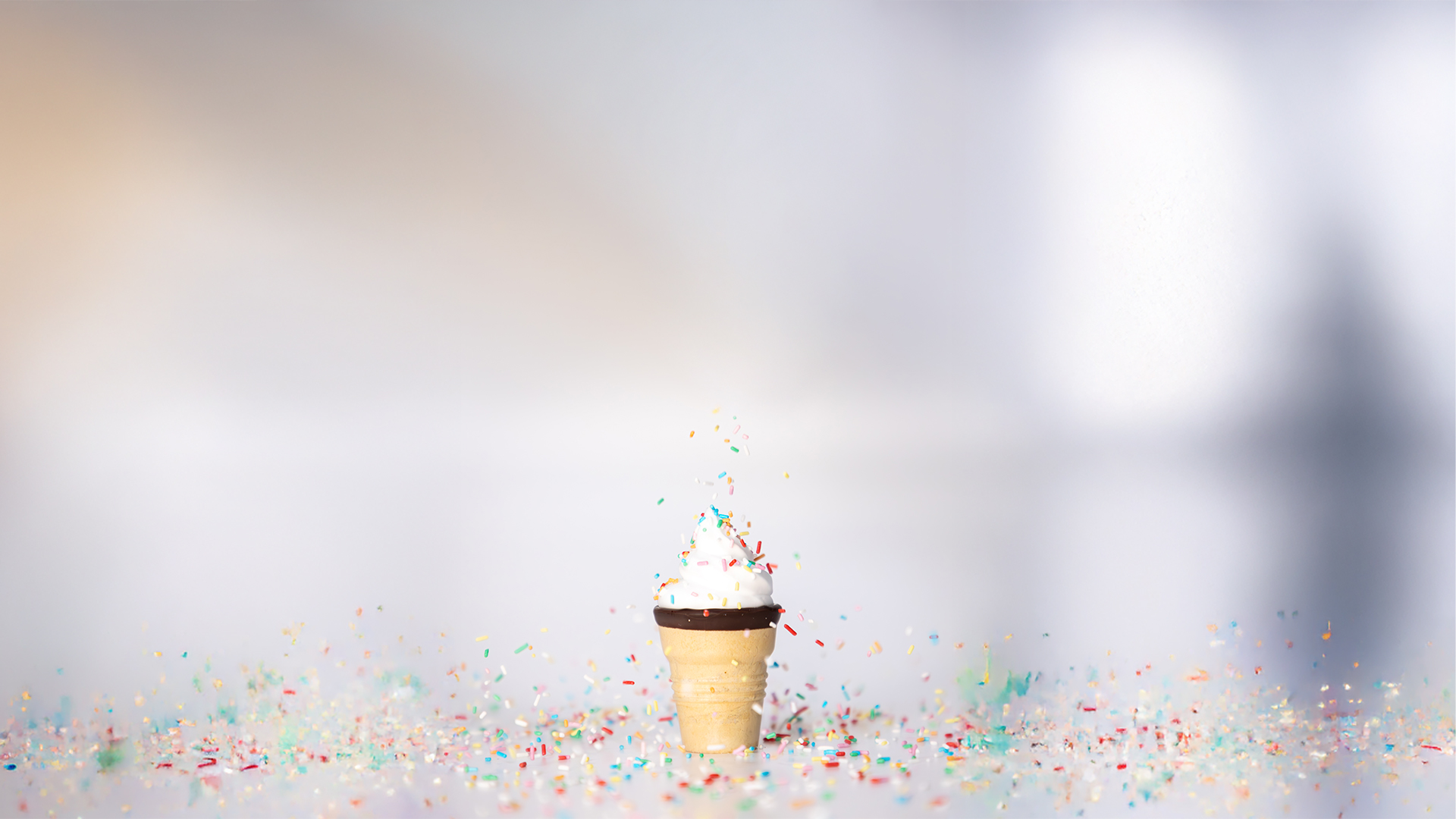 Eisbecher mit bunten Zuckerstreuseln